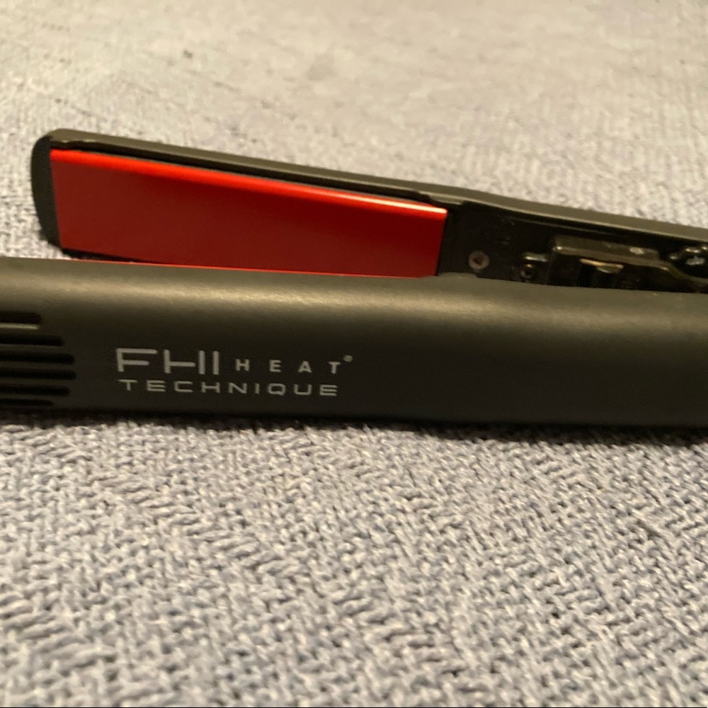 NWOT. FHI Signature Pro 1” styler/flat iron